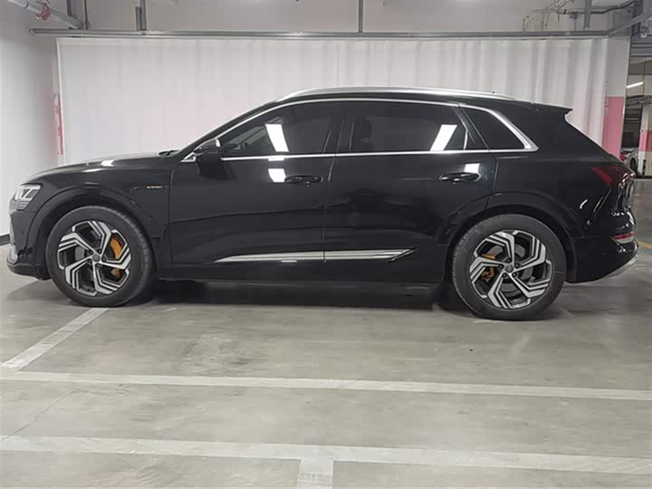 Фото 5 - Audi e-tron