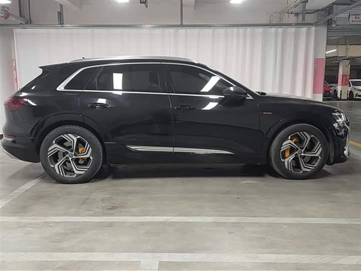 Фото 9 - Audi e-tron