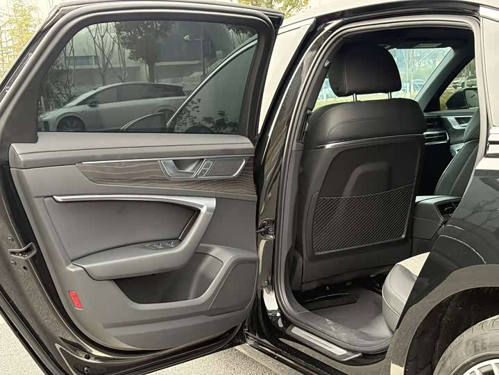 Фото 9 - Audi A6L