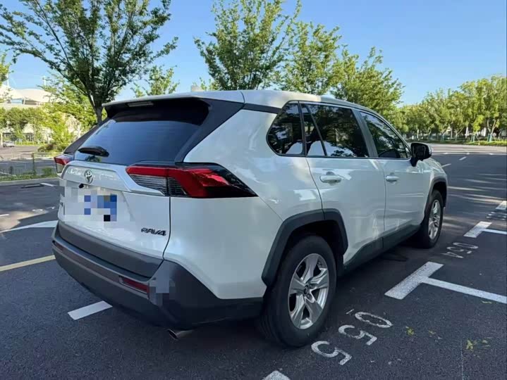 Фото 4 - Toyota RAV4