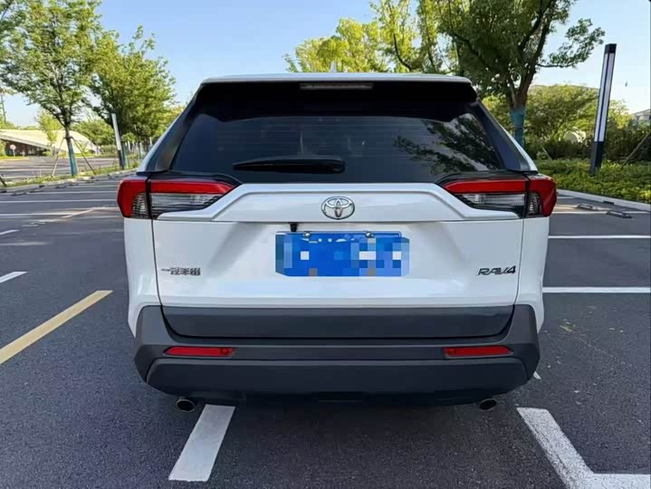 Фото 5 - Toyota RAV4