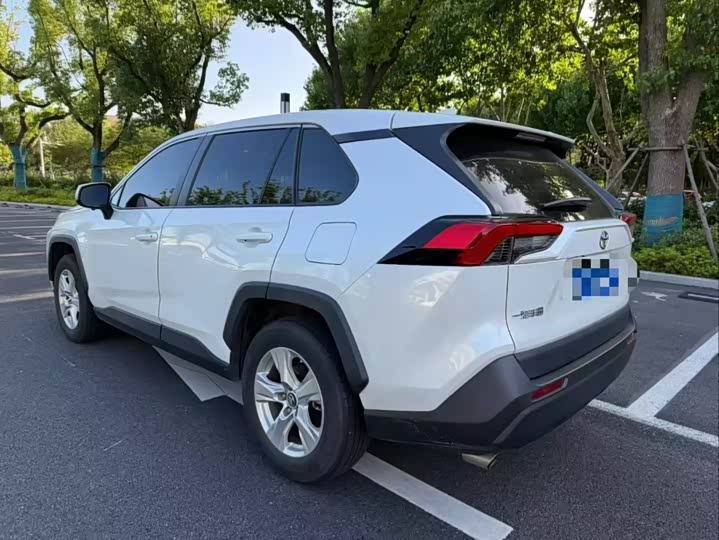 Фото 6 - Toyota RAV4