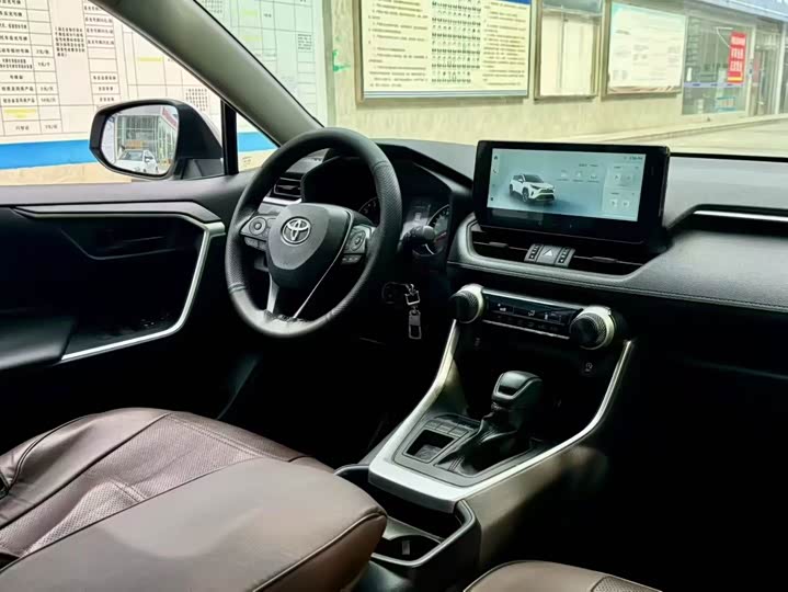 Фото 8 - Toyota RAV4