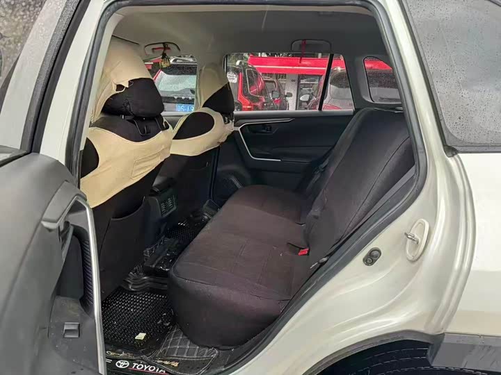 Фото 9 - Toyota RAV4