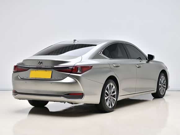 Фото 8 - Lexus ES