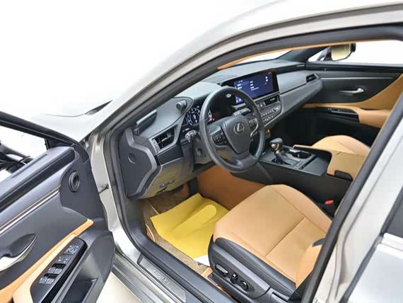 Фото 9 - Lexus ES