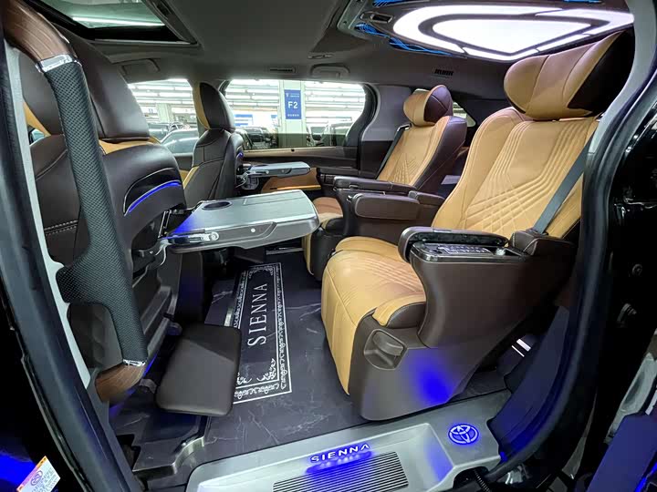 Фото 8 - Toyota Sienna