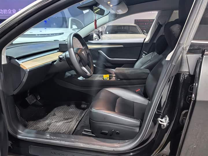 Фото 2 - Tesla Model 3