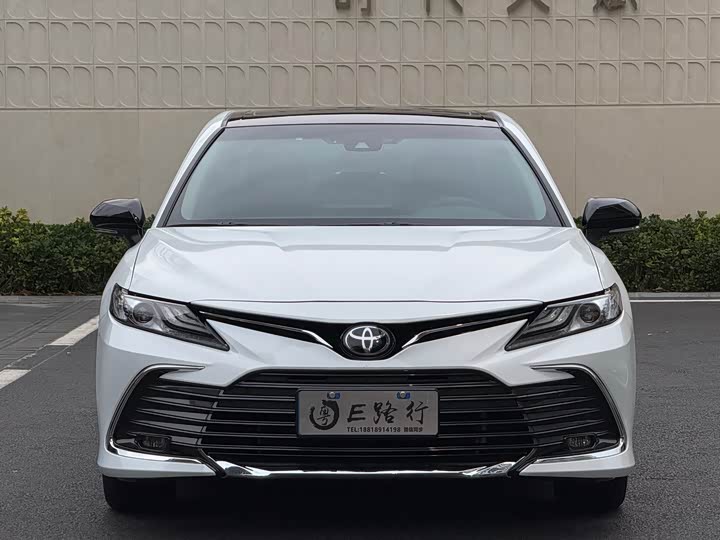 Фото 2 - Toyota Camry