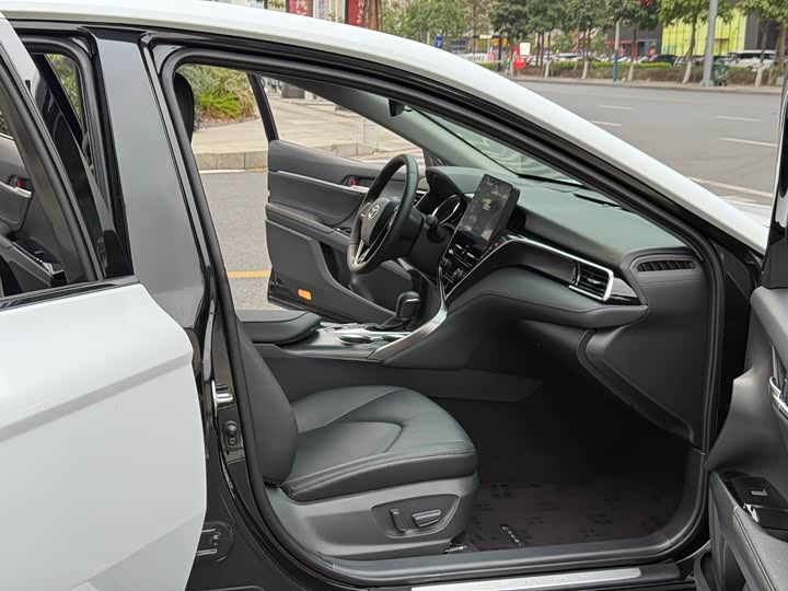 Фото 8 - Toyota Camry