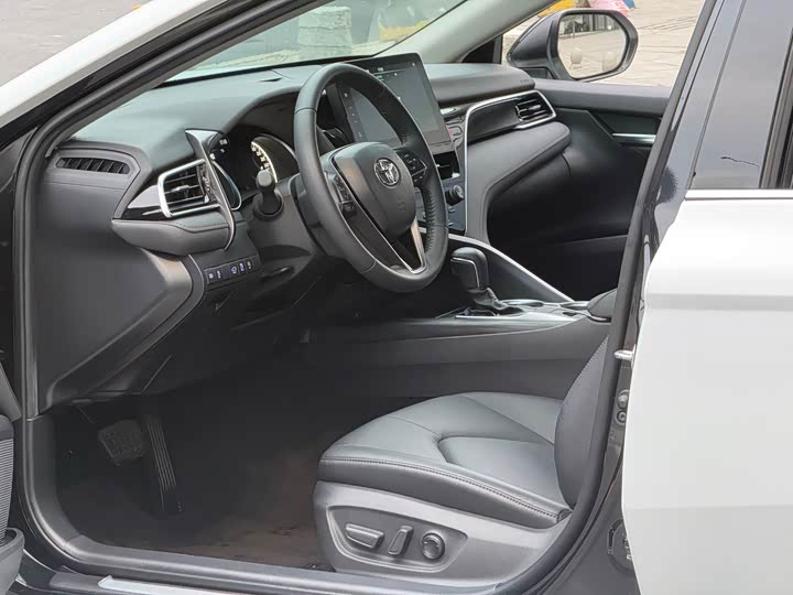 Фото 9 - Toyota Camry