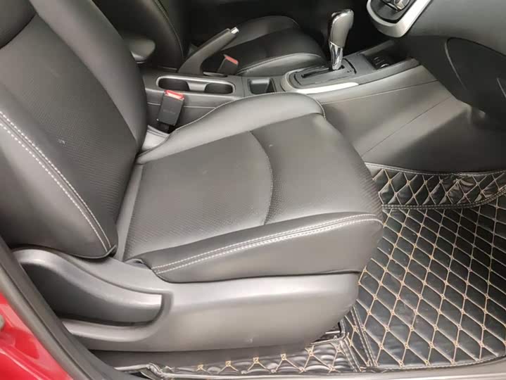 Фото 8 - Nissan Tiida