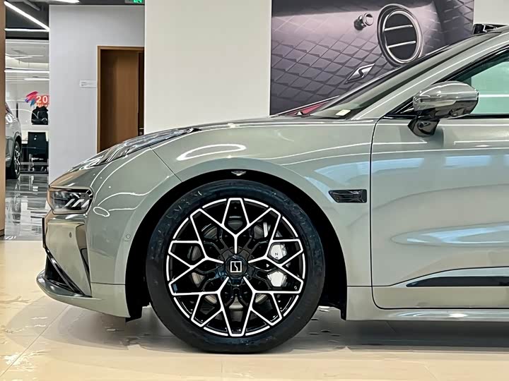 Фото 3 - Zeekr 001