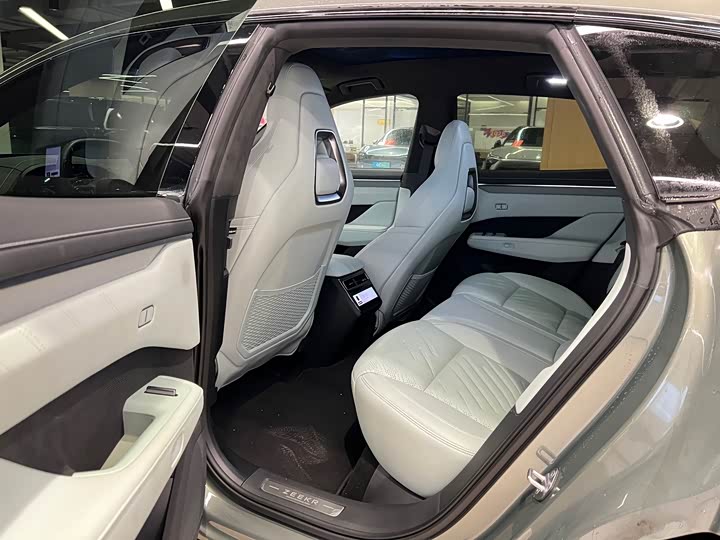 Фото 9 - Zeekr 001