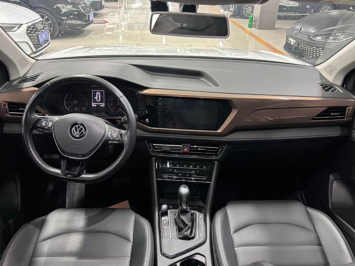 Фото 7 - Volkswagen Tharu