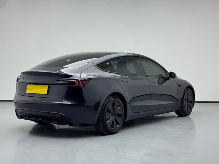 Фото 4 - Tesla Model 3