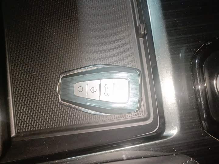 Фото 9 - Geely Monjaro