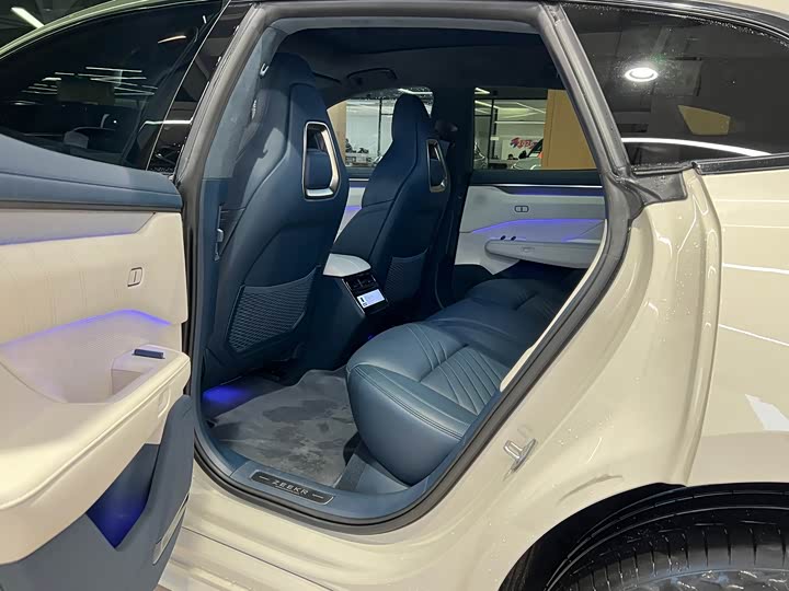 Фото 9 - Zeekr 001