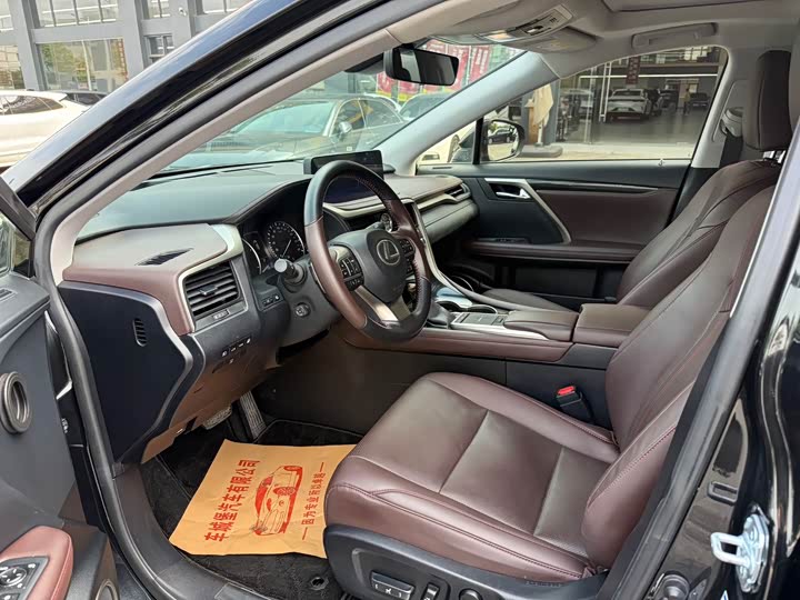 Фото 4 - Lexus RX