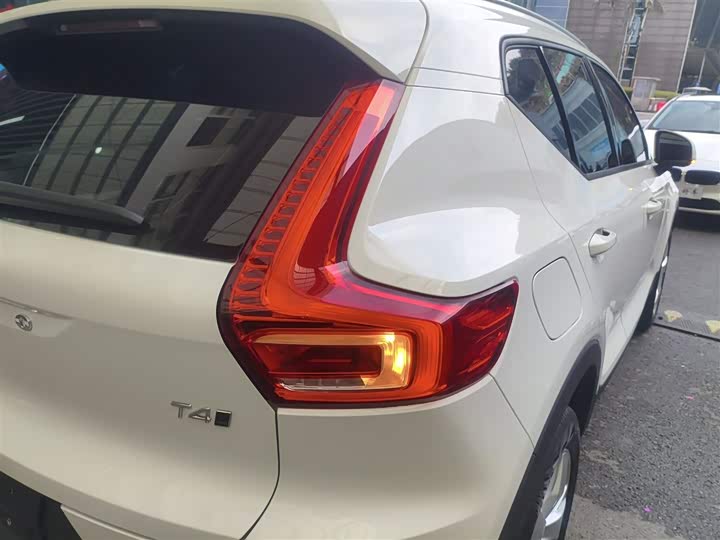 Фото 8 - Volvo XC40