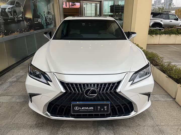 Фото 2 - Lexus ES