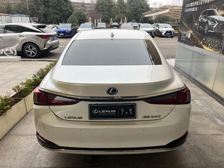 Фото 6 - Lexus ES