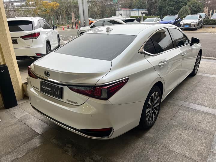 Фото 7 - Lexus ES