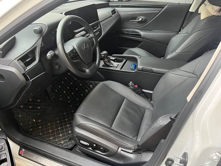 Фото 9 - Lexus ES