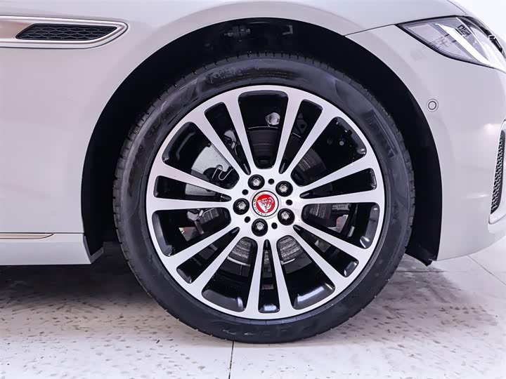 Фото 6 - Jaguar XF L