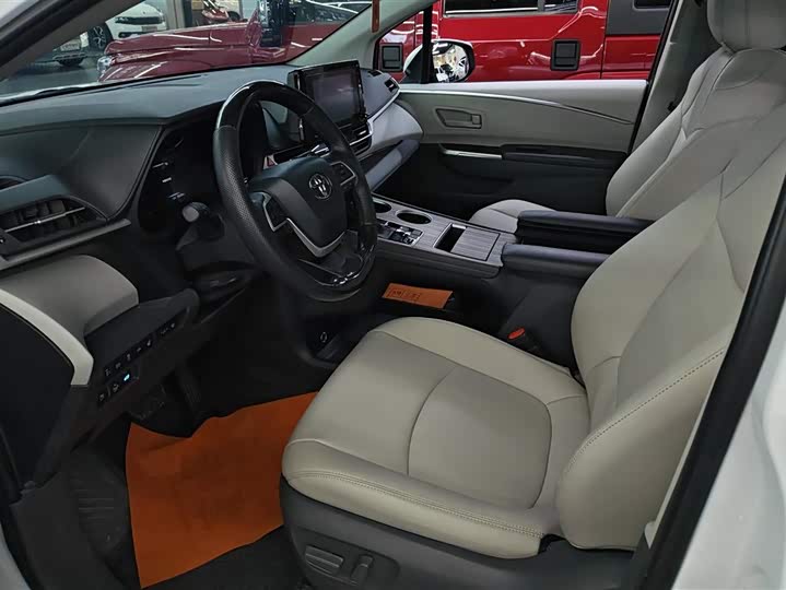 Фото 9 - Toyota Sienna