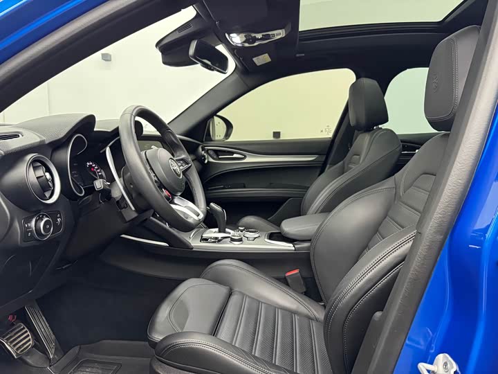 Фото 4 - Alfa Romeo Stelvio