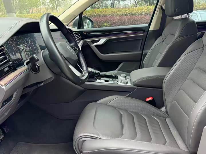 Фото 4 - Volkswagen Touareg