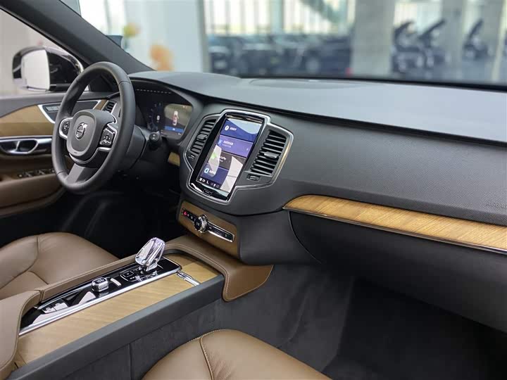 Фото 8 - Volvo XC90