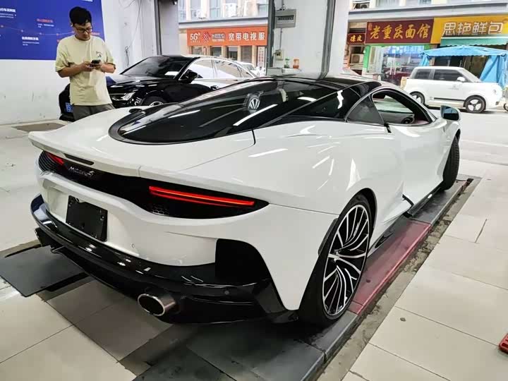 Фото 2 - McLaren GT