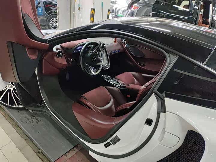 Фото 4 - McLaren GT