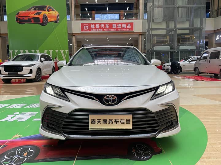 Фото 2 - Toyota Camry
