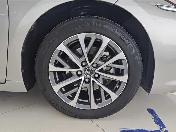 Фото 6 - Lexus ES