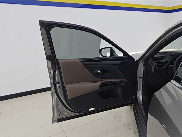 Фото 7 - Lexus ES