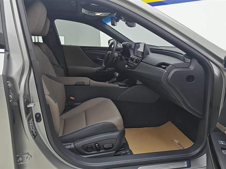 Фото 8 - Lexus ES