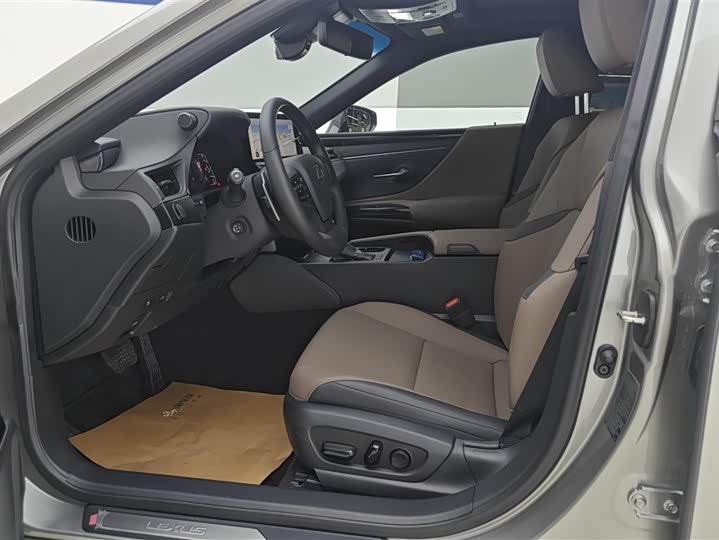 Фото 9 - Lexus ES