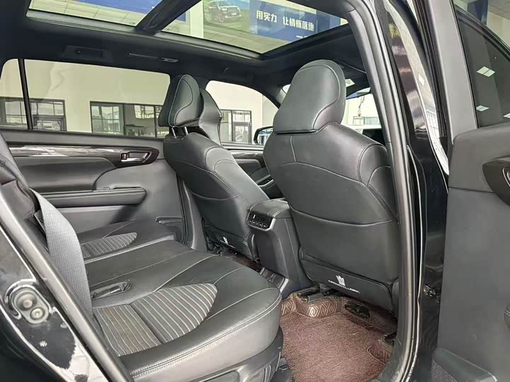 Фото 6 - Toyota Crown Kluger