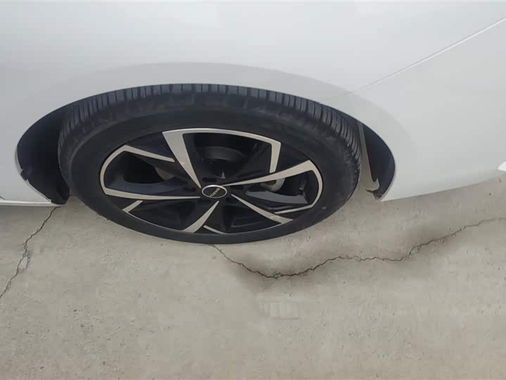 Фото 6 - Roewe i5