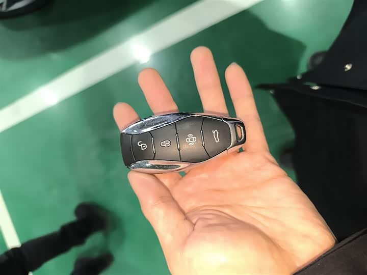 Фото 9 - Hongqi HS3 Hybrid