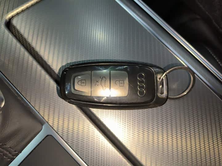 Фото 9 - Audi A6L