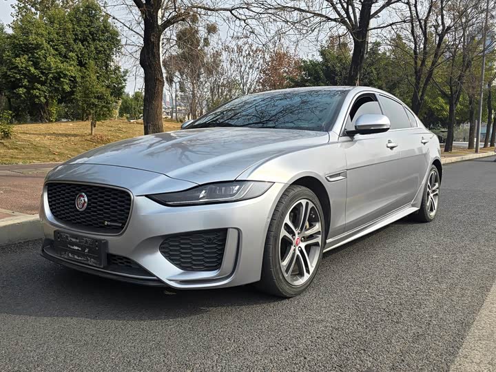 Фото 1 - Jaguar XE L