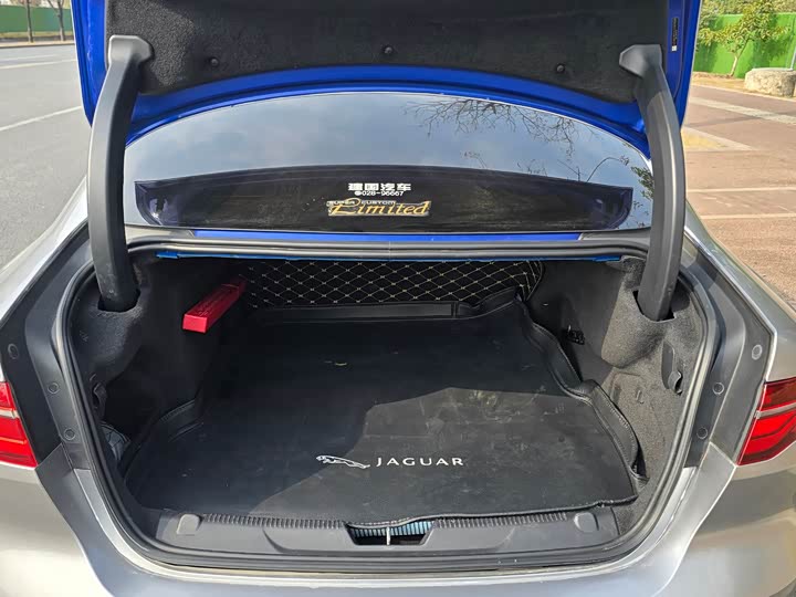 Фото 8 - Jaguar XE L