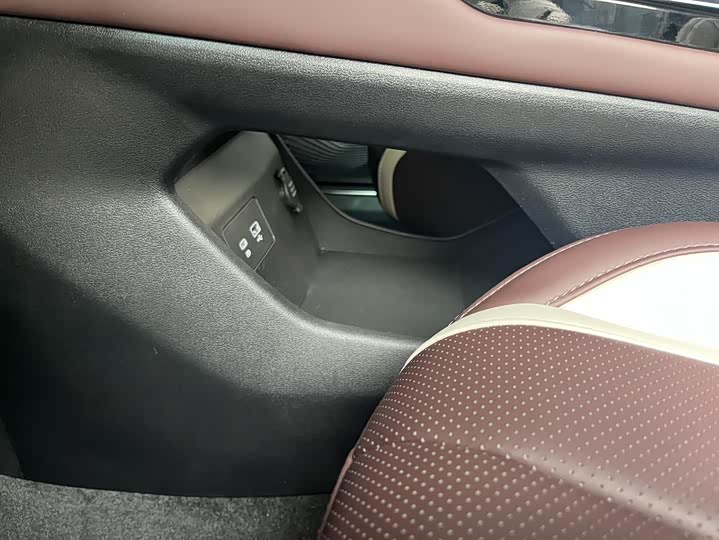 Фото 8 - Geely Monjaro