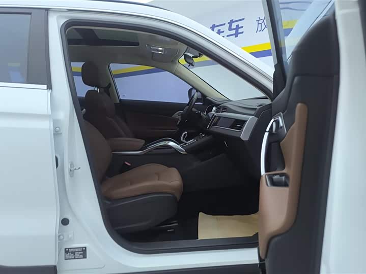 Фото 8 - Geely Atlas