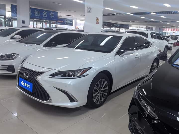 Фото 1 - Lexus ES