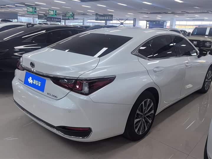 Фото 3 - Lexus ES